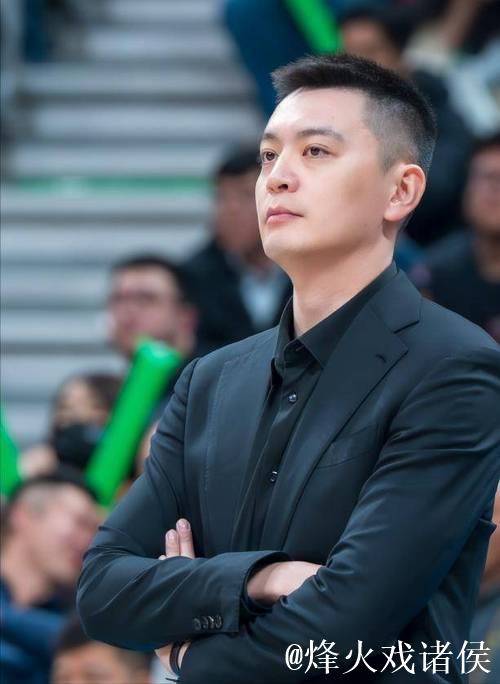 杨鸣赛后坦诚点名李晓旭，辽宁大胜广厦彰显团队力量